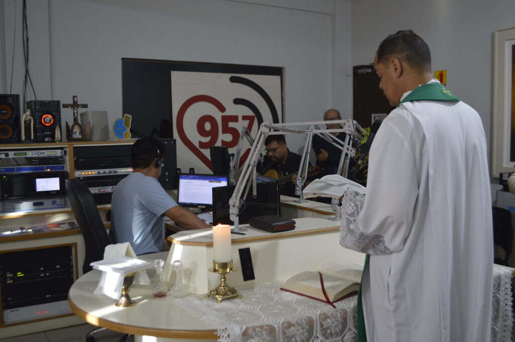 Pe. Welinton Costa preside missa na Rádio Coração Pe. Welinton Costa preside missa na Rádio Coração