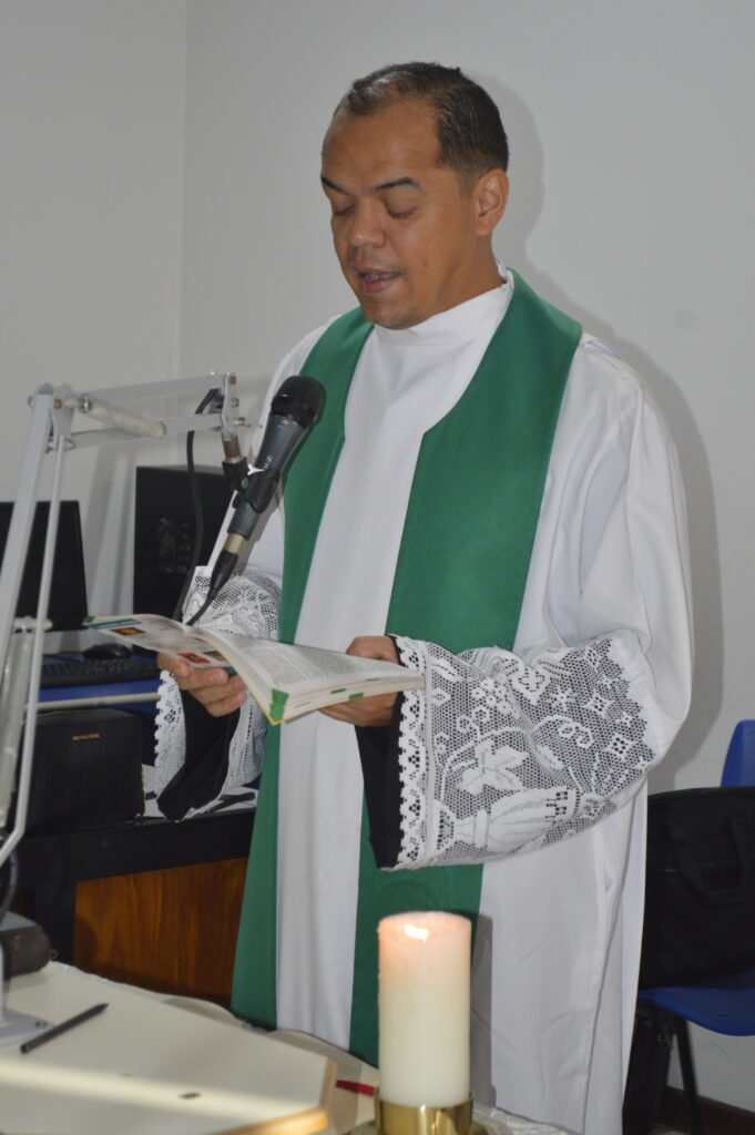 Pe. Welinton Costa preside missa na Rádio Coração Pe. Welinton Costa preside missa na Rádio Coração