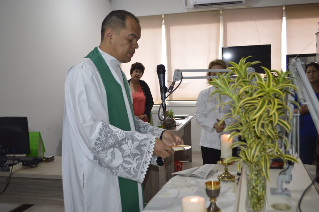 Pe. Welinton Costa preside missa na Rádio Coração Pe. Welinton Costa preside missa na Rádio Coração