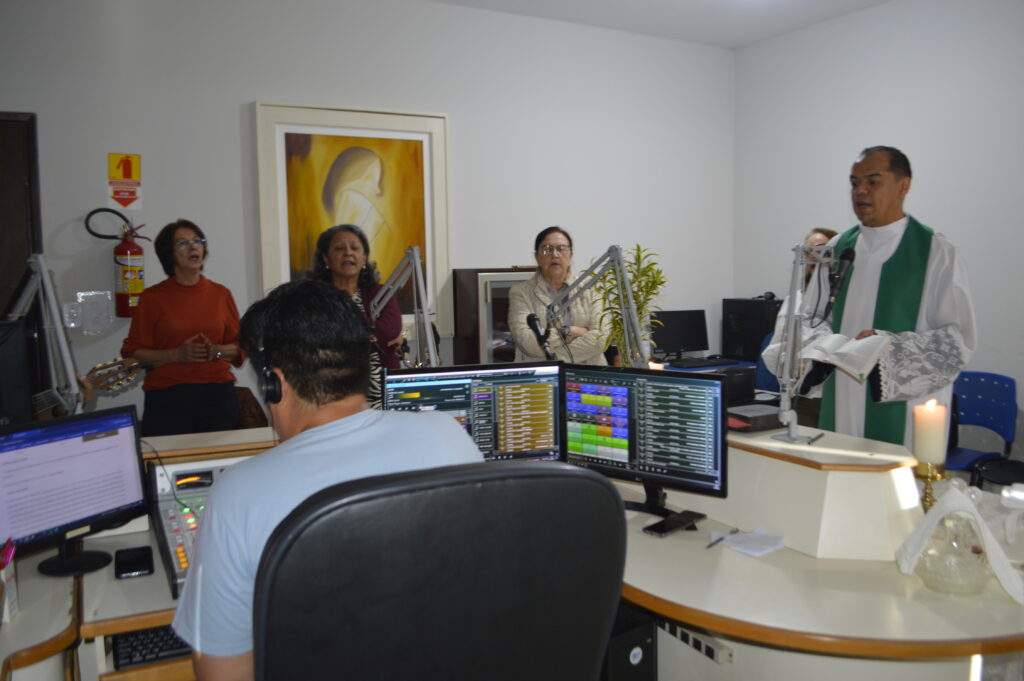 Pe. Welinton Costa preside missa na Rádio Coração Pe. Welinton Costa preside missa na Rádio Coração