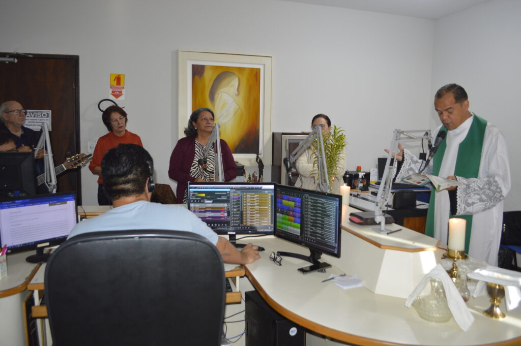 Pe. Welinton Costa preside missa na Rádio Coração Pe. Welinton Costa preside missa na Rádio Coração