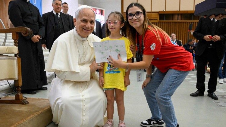 Dois meses se passaram desde a eleição de Robert Francis Prevost para a Cátedra de Pedro e já existem várias imagens símbolo desse pontificado que está apenas começando. Dentre elas, embora menos conhecida, está a do novo Papa que se abaixa para ficar na altura de uma menina que quer lhe dar um desenho. Um gesto simples que, no entanto, tem uma mensagem de grande valor: para construir um mundo melhor, é necessário se colocar no mesmo nível das crianças.