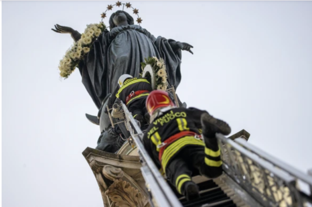 Leão XIV presta homenagem à Imaculada Conceição em Roma pela primeira vez no dia 8 de dezembro