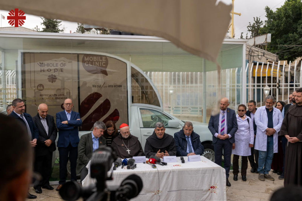 O papamóvel do Papa Francisco, convertido em ambulância, recebe autorização para entrar em Gaza. O papamóvel do Papa Francisco, convertido em ambulância, recebe autorização para entrar em Gaza.