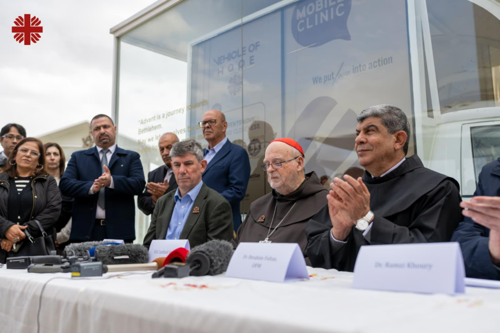 O papamóvel do Papa Francisco, convertido em ambulância, recebe autorização para entrar em Gaza. O papamóvel do Papa Francisco, convertido em ambulância, recebe autorização para entrar em Gaza.