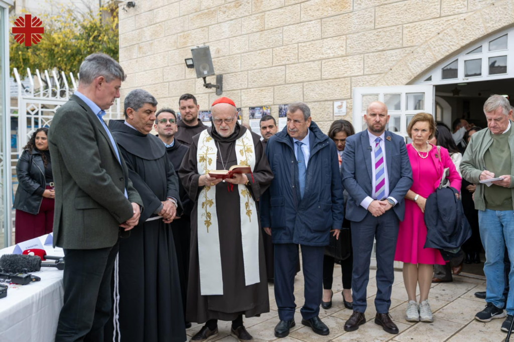 O papamóvel do Papa Francisco, convertido em ambulância, recebe autorização para entrar em Gaza. O papamóvel do Papa Francisco, convertido em ambulância, recebe autorização para entrar em Gaza.