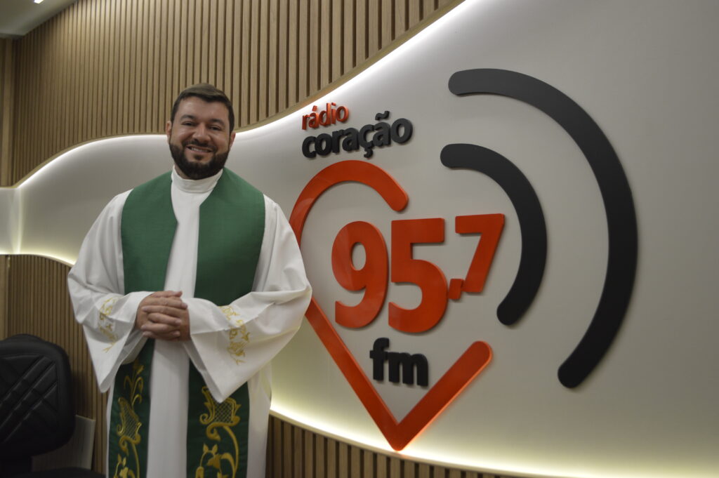Pe. Marcos Roberto preside 1° missa como novo diretor espiritual da Rádio Coração