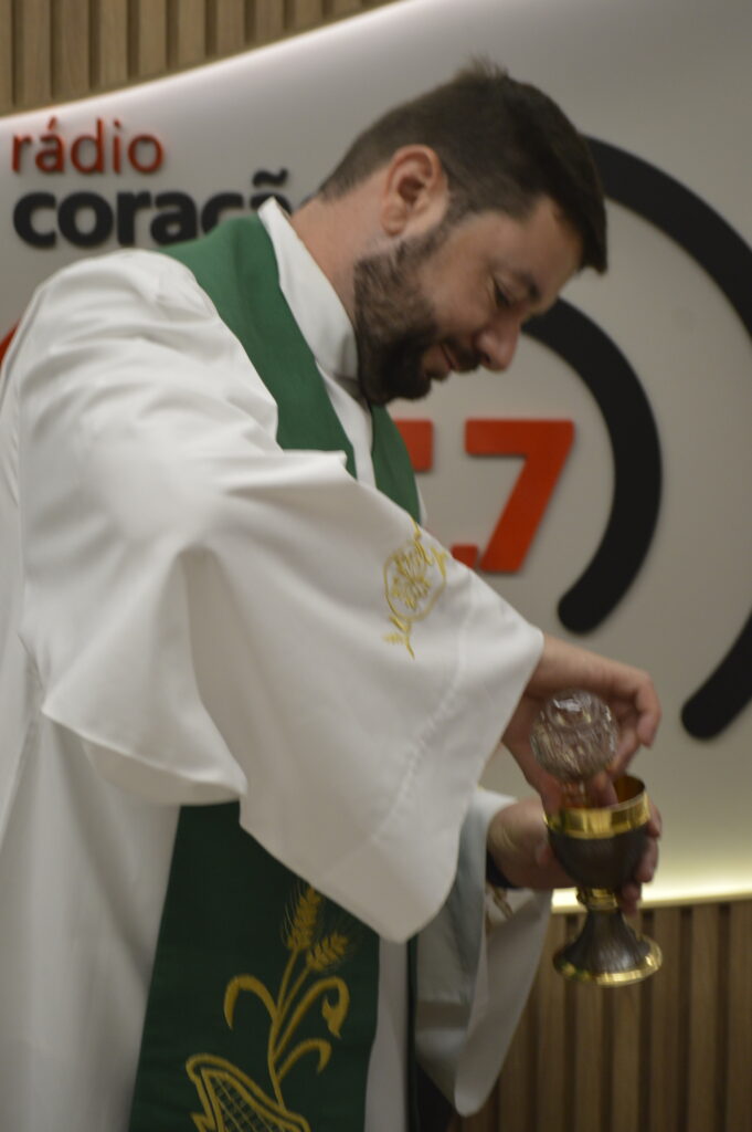 Pe. Marcos Roberto preside 1° missa como novo diretor espiritual da Rádio Coração