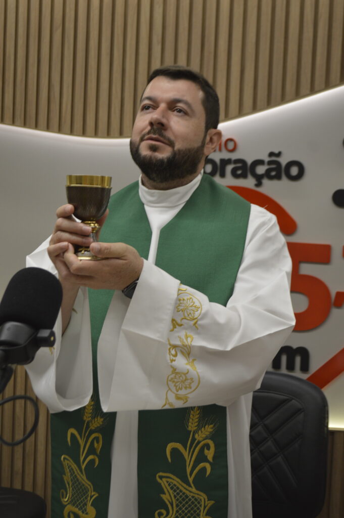 Pe. Marcos Roberto preside 1° missa como novo diretor espiritual da Rádio Coração