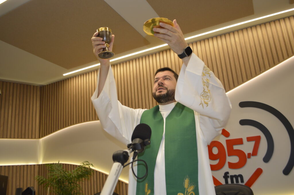 Pe. Marcos Roberto preside 1° missa como novo diretor espiritual da Rádio Coração