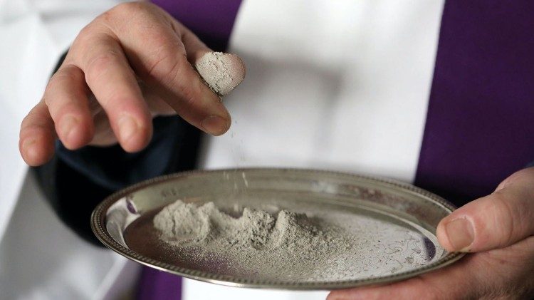 Nas saudações na Audiência Geral desta quarta-feira (18/02), Leão XIV exorta a viver este tempo forte rezando “para chegar, interiormente renovados, à celebração do grande mistério da Páscoa de Cristo”. Aos fiéis de língua portuguesa reforçou: 