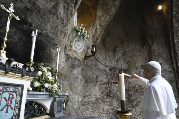 Leão XIV reza na gruta de Nossa Senhora de Lourdes no Vaticano