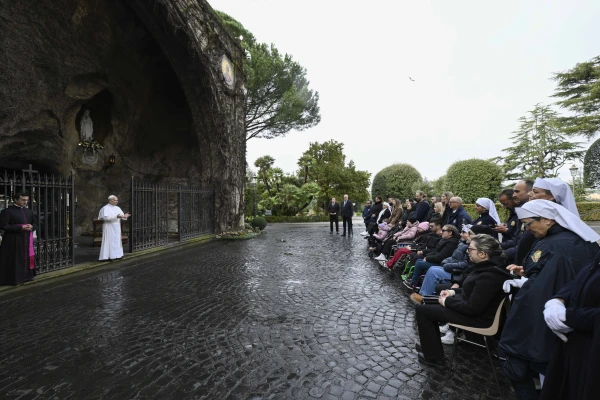 Leão XIV reza na gruta de Nossa Senhora de Lourdes no Vaticano