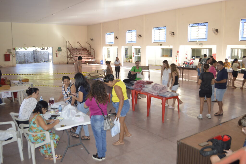 Feira do Coração atrai centenas de pessoas na casa de Retiros