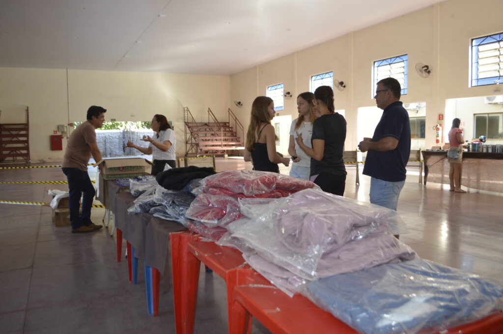 Feira do Coração atrai centenas de pessoas na casa de Retiros