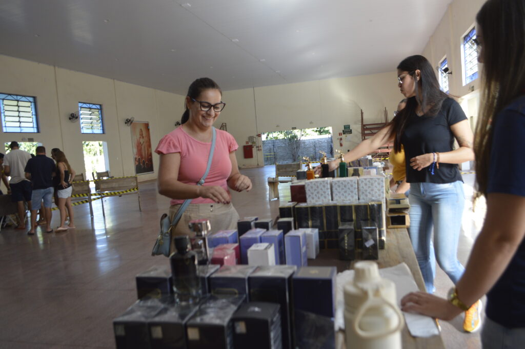 Feira do Coração atrai centenas de pessoas na casa de Retiros
