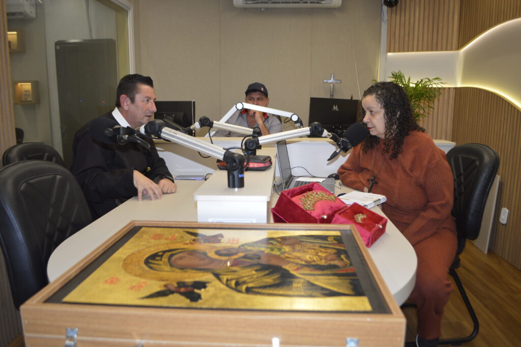 Rádio Coração FM recebe o ícone histórico de Nsa. Sra. do Perpétuo Socorro Rádio Coração FM recebe o ícone histórico de Nsa. Sra. do Perpétuo Socorro