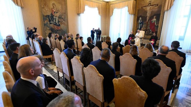 Papa: não excluir Deus da vida pública nem deixar os jovens sem esperança