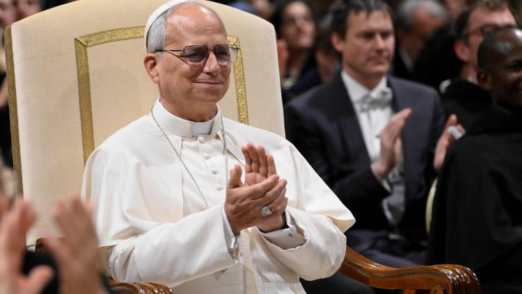 Na noite de sábado, 18 de julho, no pátio do Palácio Apostólico, será realizado o evento oferecido pelo bispo Vincenzo Viva para manifestar a Leão XIV “proximidade e afeto, por meio de um momento de autêntica beleza”. Na presença do Pontífice, serão executadas a obra La Polacca, de Paganini, e a releitura da Norma, de Bellini, composta por Luis Bacalov.