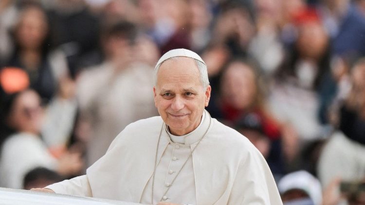 Em entrevista às emissoras NBC e Telemundo, o Papa exorta os migrantes a não perderem a esperança, destacando a beleza que nasce da superação das diferenças e do reconhecimento da riqueza de cada ser humano. O Pontífice também manifesta o desejo de visitar os Estados Unidos e reafirma seu papel como pastor da Igreja universal, a serviço das pessoas de todo o mundo.
