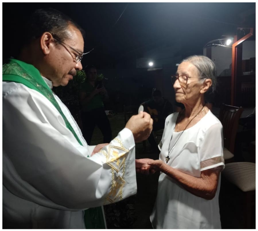 Aos 90 anos, idosa recebe a Primeira Eucaristia e emociona fiéis da Paróquia São José de Itaporã - MS Aos 90 anos, idosa recebe a Primeira Eucaristia e emociona fiéis da Paróquia São José de Itaporã - MS