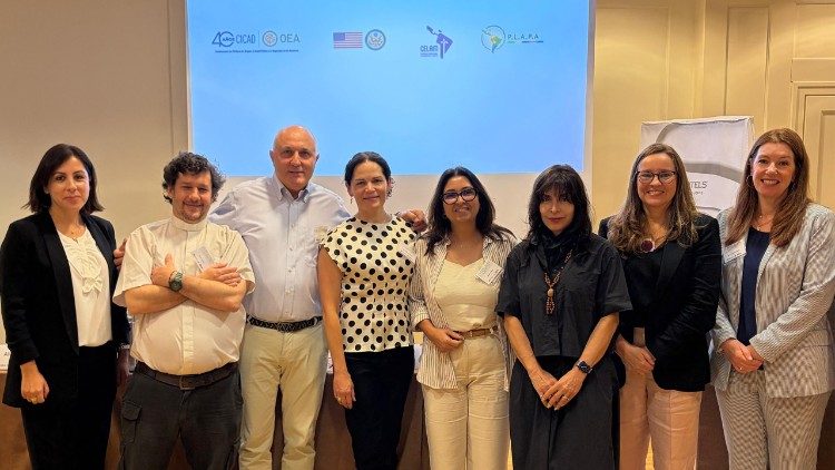 O encontro internacional promovido pelo CELAM, pela CAL e pela OEA, de 25 a 27 de agosto, reúne experiências de prevenção, recuperação e integração e propõe uma resposta baseada na comunidade, na fé e na corresponsabilidade diante dos vícios e do recrutamento criminoso de jovens. O desafio, concordam os protagonistas, não é apenas recuperar aqueles que caíram, mas construir comunidades capazes de impedir que sejam abandonados à própria sorte.