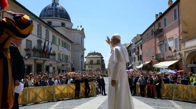 O papa Leão XIV acena para os fiéis reunidos na Piazza della Libertà, em Castel Gandolfo, no Ângelus de 16 de agosto de 2026 | Vatican Media