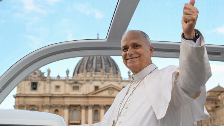 Leão XIV: é o “continente no qual vivi tantos momentos da minha vida. Que esta viagem seja uma oportunidade para abrirmos nossos corações uns aos outros, fortalecermos nossa comunhão como irmãos e irmãs e renovarmos nosso compromisso de anunciar o Evangelho com alegria!”. Os médicos confirmam a boa recuperação pós-operatória: não há contraindicações.