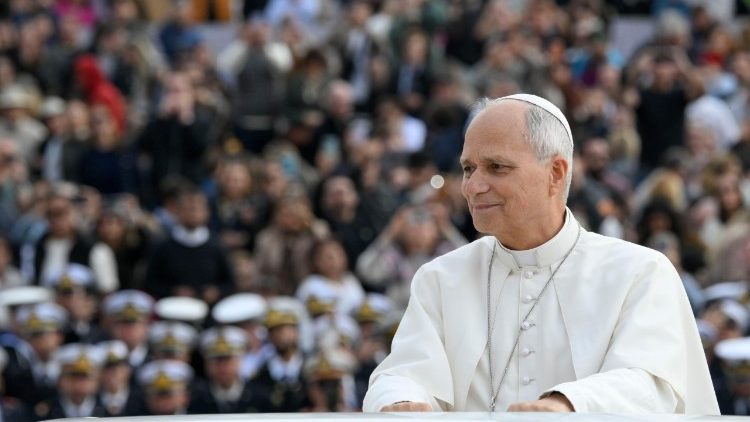 Nas saudações em italiano, na Audiência Geral desta quarta-feira (28/10), o Papa recorda a Solenidade de Todos os Santos, em 1º de novembro, e, em seguida, em alemão, a comemoração dos Fiéis Defuntos, em 2 de novembro, mês em que “a Igreja intercede de maneira especial” pelos irmãos que deixaram esta terra. Aos fiéis poloneses, cita a beata Elisabeta Rosa Czacka, “mãe cega dos cegos”, e da Congregação por ela fundada, “dedicada à reparação pela cegueira espiritual do mundo”.