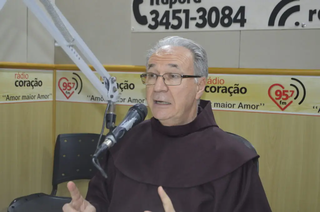 Frei Arcides, novo pároco da São José Operário dá entrevista na Rádio Coração