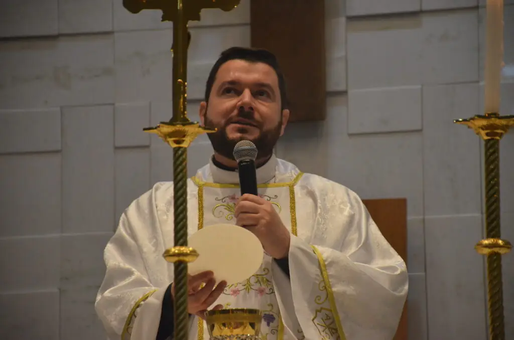 Missa em Ação de Graças e homenagens marcam os 16 anos de sacerdócio do Pe. Marcos Roberto Missa em Ação de Graças e homenagens marcam os 16 anos de sacerdócio do Pe. Marcos Roberto