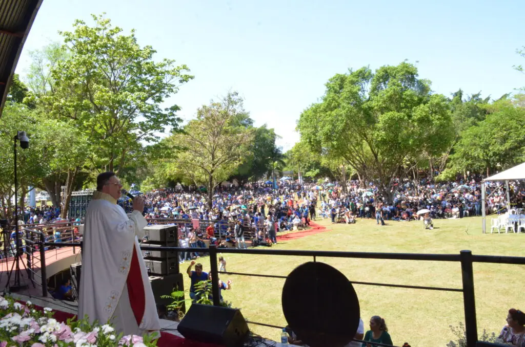 Romaria Diocesana de Nossa Senhora Aparecida reúne uma multidão de fiéis no Santuário Diocesano Romaria Diocesana de Nossa Senhora Aparecida reúne uma multidão de fiéis no Santuário Diocesano