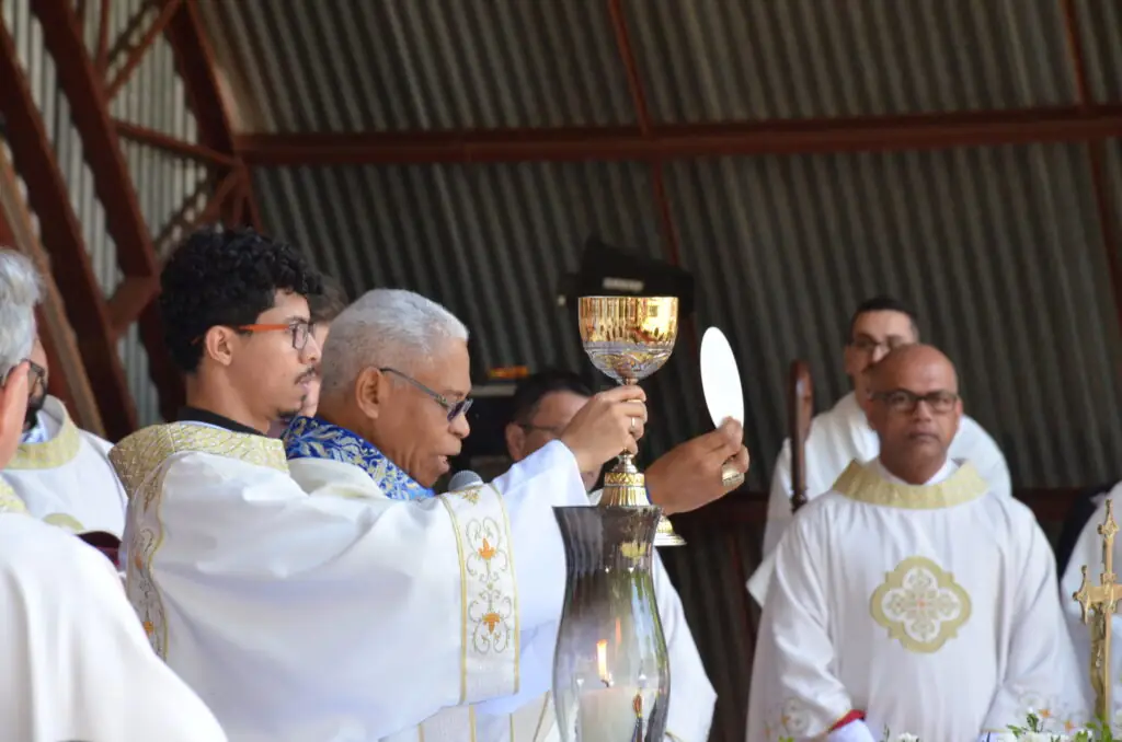 Romaria Diocesana de Nossa Senhora Aparecida reúne uma multidão de fiéis no Santuário Diocesano Romaria Diocesana de Nossa Senhora Aparecida reúne uma multidão de fiéis no Santuário Diocesano