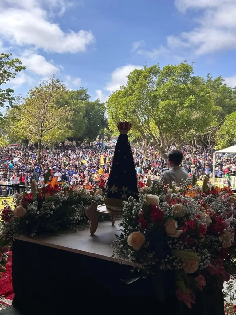 Romaria Diocesana de Nossa Senhora Aparecida reúne uma multidão de fiéis no Santuário Diocesano Romaria Diocesana de Nossa Senhora Aparecida reúne uma multidão de fiéis no Santuário Diocesano