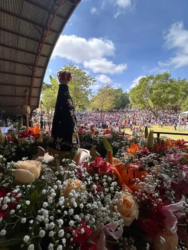 Romaria Diocesana de Nossa Senhora Aparecida reúne uma multidão de fiéis no Santuário Diocesano Romaria Diocesana de Nossa Senhora Aparecida reúne uma multidão de fiéis no Santuário Diocesano