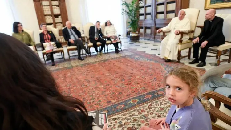 Francisco encontra grupo de reféns israelenses libertados em Gaza Francisco encontra grupo de reféns israelenses libertados em Gaza