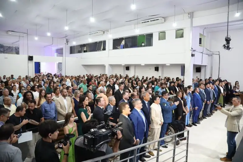 Prefeito e vereadores eleitos são diplomados em solenidade na Câmara Prefeito e vereadores eleitos são diplomados em solenidade na Câmara