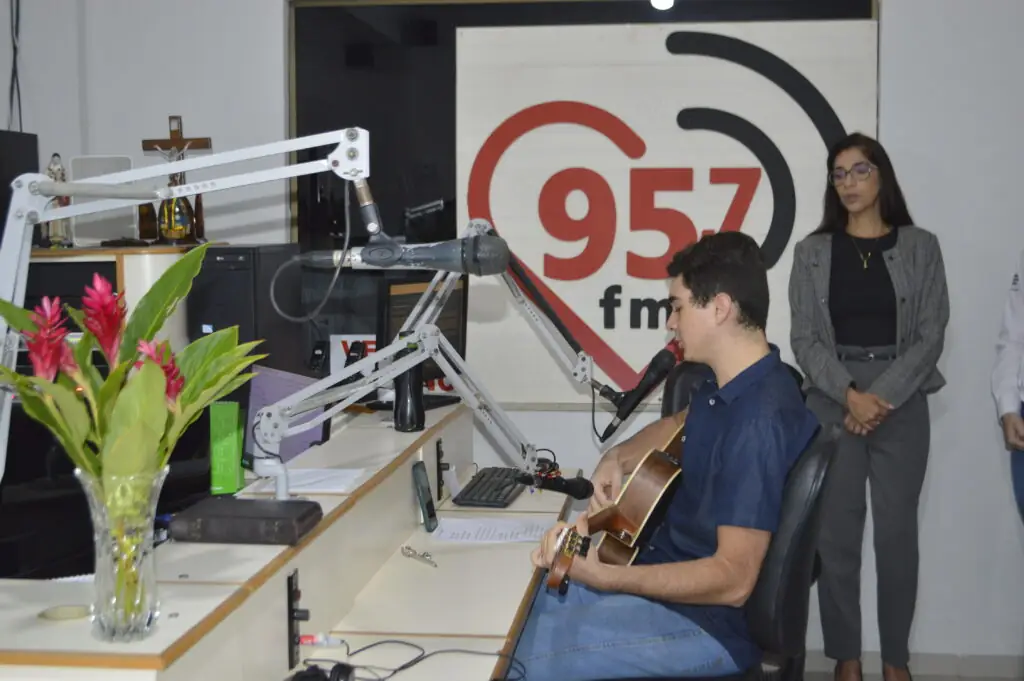 Pe. Welinton Costa preside sua 1° missa na Rádio Coração Pe. Welinton Costa preside sua 1° missa na Rádio Coração