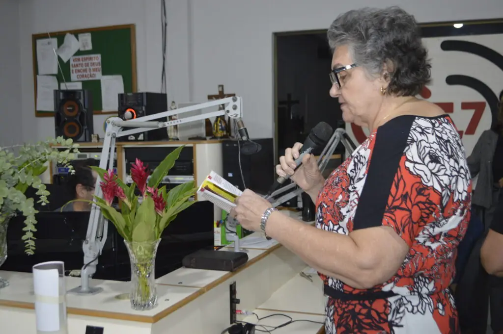 Pe. Welinton Costa preside sua 1° missa na Rádio Coração Pe. Welinton Costa preside sua 1° missa na Rádio Coração