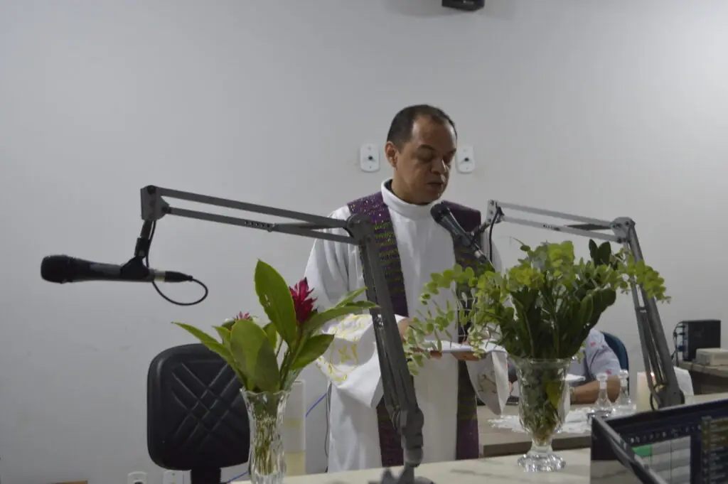 Pe. Welinton Costa preside sua 1° missa na Rádio Coração Pe. Welinton Costa preside sua 1° missa na Rádio Coração