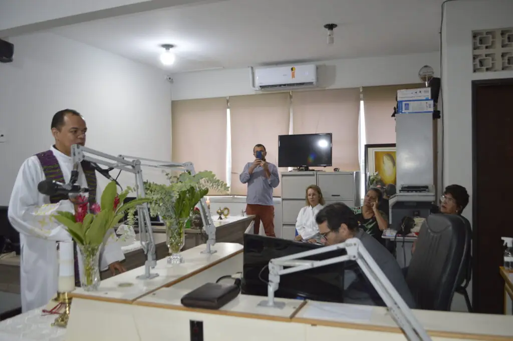 Pe. Welinton Costa preside sua 1° missa na Rádio Coração Pe. Welinton Costa preside sua 1° missa na Rádio Coração