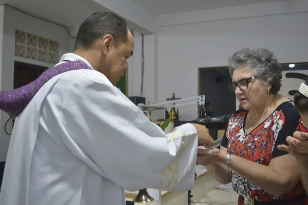 Pe. Welinton Costa preside sua 1° missa na Rádio Coração Pe. Welinton Costa preside sua 1° missa na Rádio Coração