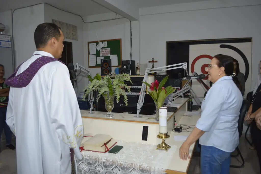 Pe. Welinton Costa preside sua 1° missa na Rádio Coração Pe. Welinton Costa preside sua 1° missa na Rádio Coração