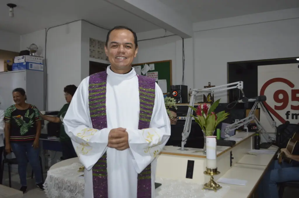 Pe. Welinton Costa preside sua 1° missa na Rádio Coração Pe. Welinton Costa preside sua 1° missa na Rádio Coração
