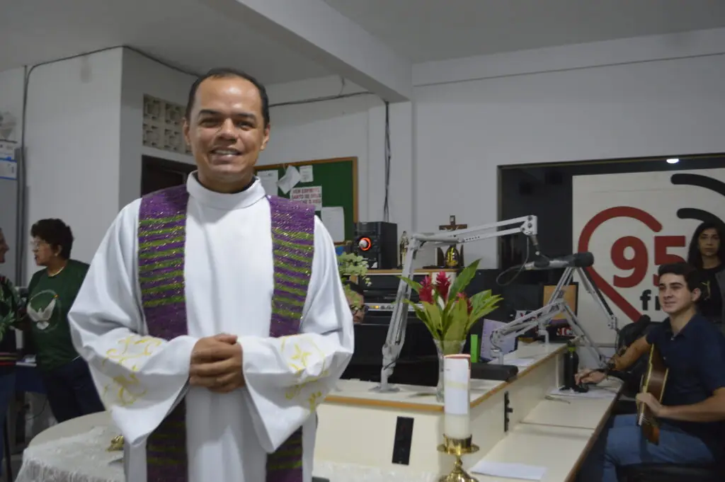 Pe. Welinton Costa preside sua 1° missa na Rádio Coração Pe. Welinton Costa preside sua 1° missa na Rádio Coração
