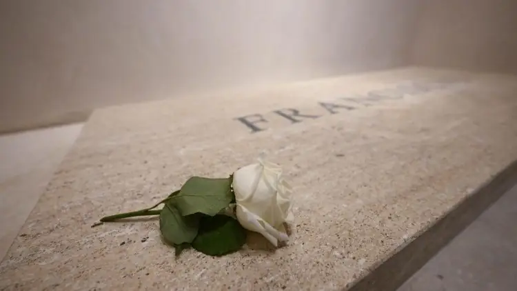 Ao longo de sua vida e de seu pontificado, o Papa Francisco enfatizou seu vínculo com a mística carmelita a quem, segundo ele, confiou um problema, pedindo-lhe “não que o resolvesse, mas que o assumisse” e ajudasse ele a aceitá-lo. Como um “sinal” ele recebeu a flor. Isso aconteceu também durante a internação no Gemelli. Agora uma rosa branca repousa na lápide de mármore da Basílica de Santa Maria Maior.