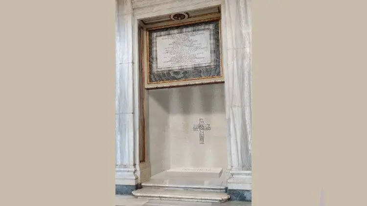 O anúncio do arcipreste coadjutor da Basílica de Santa Maria Maior, cardeal Makrickas, comoveu profundamente toda a comunidade de Cogorno, pequeno município com vista para o mar, onde se encontram as raízes da família de Francisco. Dali vem a ardósia, pedra “do povo”, capaz de harmonizar com qualquer material, frequentemente usada para traçar caminhos: um símbolo que parece refletir os traços do seu pontificado. “Uma última surpresa, como é do seu estilo”, comentaram os parentes.