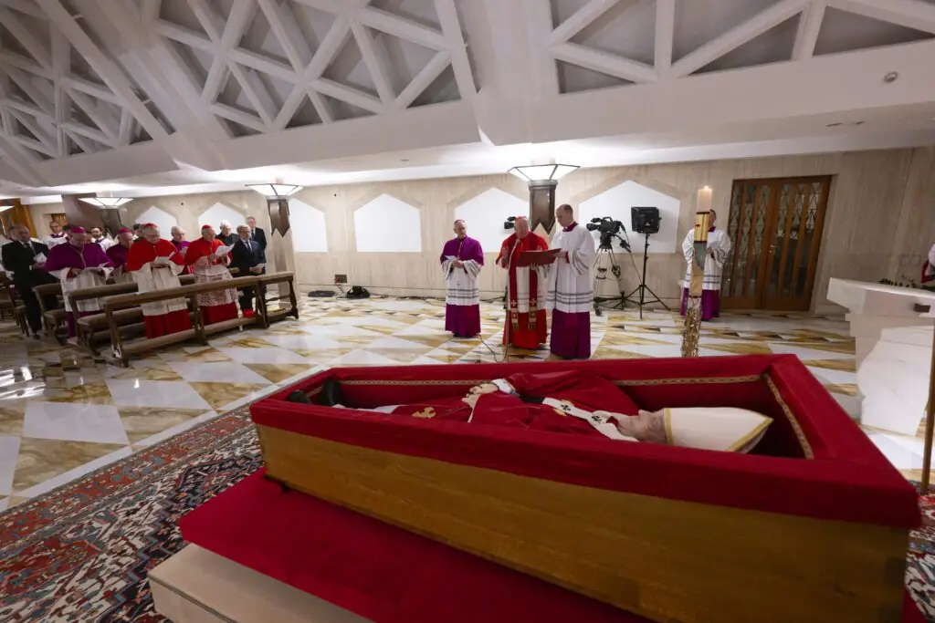Primeiras imagens dos restos mortais do papa Francisco na Capela de Santa Marta Primeiras imagens dos restos mortais do papa Francisco na Capela de Santa Marta