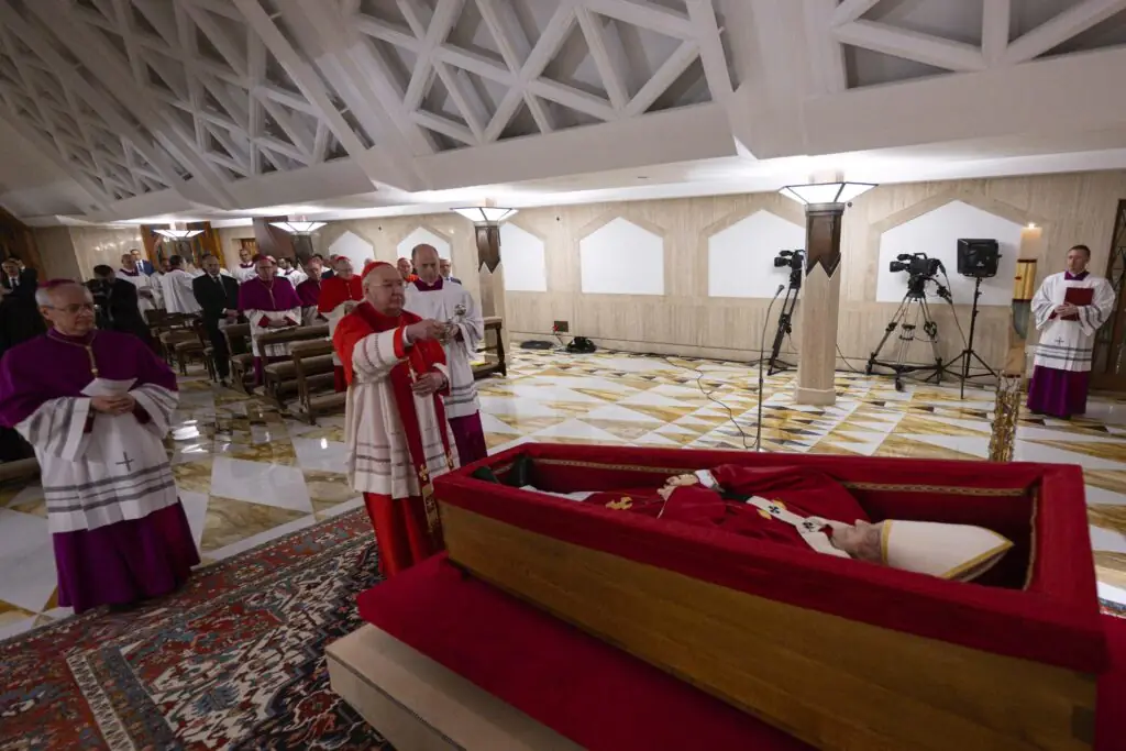 Primeiras imagens dos restos mortais do papa Francisco na Capela de Santa Marta Primeiras imagens dos restos mortais do papa Francisco na Capela de Santa Marta