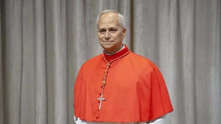 Habemus Papam: Leão XIV O Conclave elegeu o cardeal Robert Prevost como o 267º Bispo de Roma. O anúncio à multidão foi dado pelo cardeal protodiácono Dominique Mamberti.